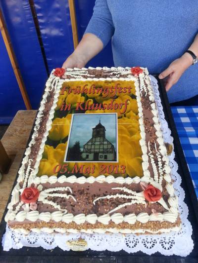 hmmm ... lecker ...
die von der Bundestagsabgeordneten Andrea Vohoff (CDU) gesponserte Torte mit dem Bild der Klausdorfer Kirche schmeckte allen sehr gut. Vohoff spendierte bereits im vergangenen Jahr den Klausdorfern eine Fototorte.
