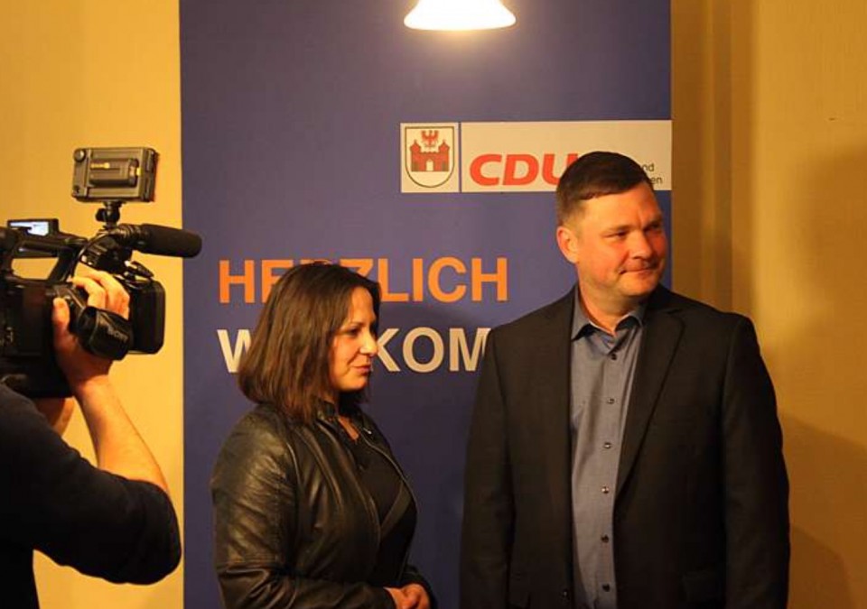 Anja Schmollack (Vorsitzende der CDU Treuenbrietzen) und Alexander Waschetzko (Brgermeisterkandidat der CDU) beim Interview (v.l.n.r.)