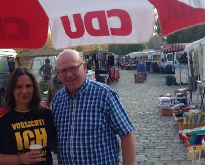 Anja Schmollack und Franz Herbert Schfer beim klassischen Straenwahlkampf.