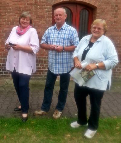 Andrea Vohoff, Lothar und Kerstin Schfer vom Frderverein zum Erhalt der Klausdorfer Kirche e.V.